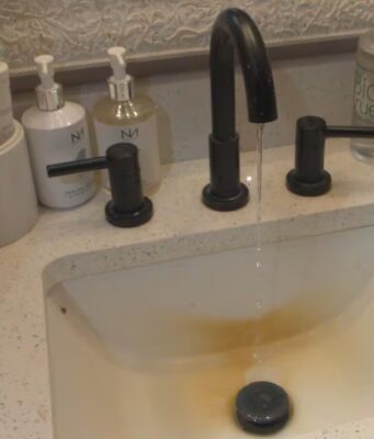 Vecinos de Vandiver dicen que el agua decolorada huele a “sangre” y “huevos” a un año del corte de suministro Vecinos de Vandiver dicen que el agua decolorada huele a "sangre" y "huevos" a un año del corte de suministro