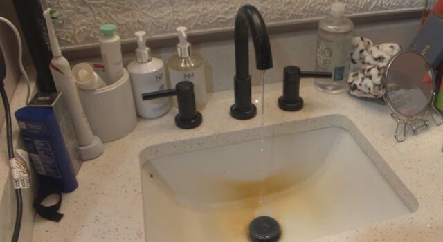 Vecinos de Vandiver dicen que el agua decolorada huele a “sangre” y “huevos” a un año del corte de suministro Vecinos de Vandiver dicen que el agua decolorada huele a "sangre" y "huevos" a un año del corte de suministro