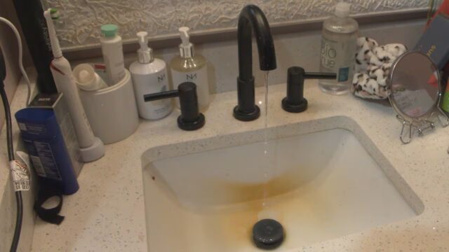 Vecinos de Vandiver dicen que el agua decolorada huele a "sangre" y "huevos" a un año del corte de suministro