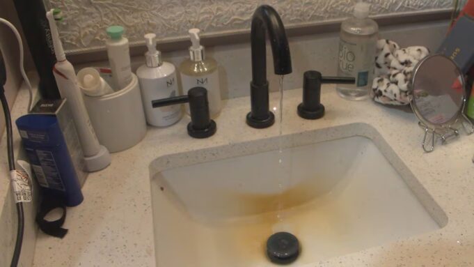 Vecinos de Vandiver dicen que el agua decolorada huele a “sangre” y “huevos” a un año del corte de suministro Vecinos de Vandiver dicen que el agua decolorada huele a "sangre" y "huevos" a un año del corte de suministro