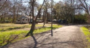 Vecinos preocupados por campamento de personas sin hogar en Hemlock Avenue Vecinos preocupados por campamento de personas sin hogar en Hemlock Avenue