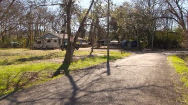 Vecinos preocupados por campamento de personas sin hogar en Hemlock Avenue