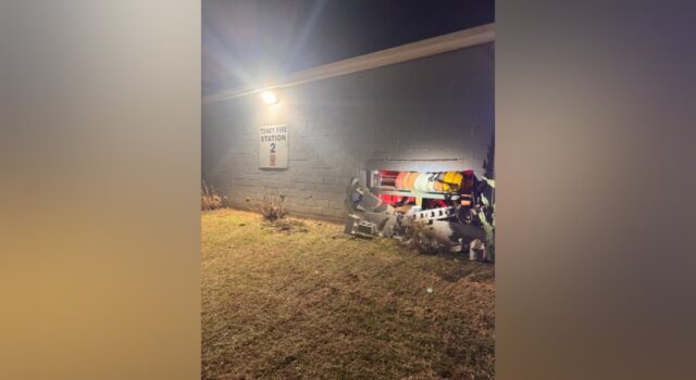 Vehículo choca contra estación de bomberos de Toney dejando una persona herida Vehículo choca contra estación de bomberos de Toney dejando una persona herida