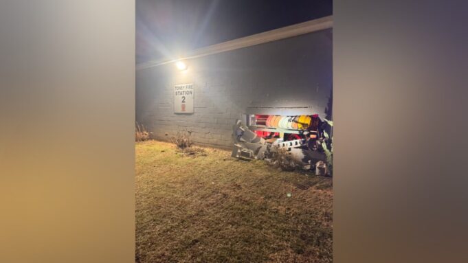 Vehículo choca contra estación de bomberos de Toney dejando una persona herida Vehículo choca contra estación de bomberos de Toney dejando una persona herida