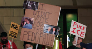 Agentes de ICE disparan y causan heridas a dos personas en Portland, Oregón Agentes de ICE disparan y causan heridas a dos personas en Portland, Oregón