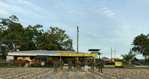 Autoridades ecuatorianas incautan 2,2 toneladas de droga en zona fronteriza con Colombia Autoridades ecuatorianas incautan 2,2 toneladas de droga en zona fronteriza con Colombia