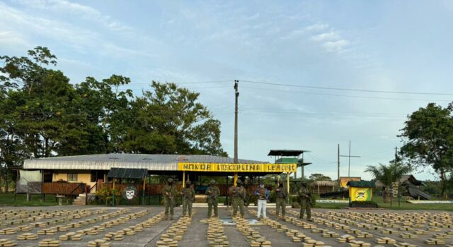 Autoridades ecuatorianas incautan 2,2 toneladas de droga en zona fronteriza con Colombia Autoridades ecuatorianas incautan 2,2 toneladas de droga en zona fronteriza con Colombia