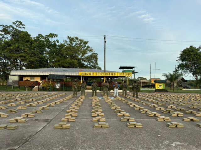 Autoridades ecuatorianas incautan 2,2 toneladas de droga en zona fronteriza con Colombia Autoridades ecuatorianas incautan 2,2 toneladas de droga en zona fronteriza con Colombia