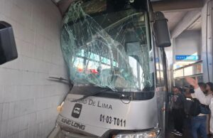 Bus del Metropolitano choca contra puente en Lima dejando más de treinta heridos Bus del Metropolitano choca contra puente en Lima dejando más de treinta heridos