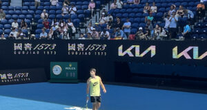 Carlos Alcaraz practica en la Rod Laver Arena previo a enfrentar a Zverev Carlos Alcaraz practica en la Rod Laver Arena previo a enfrentar a Zverev