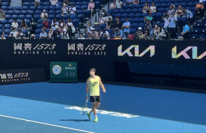 Carlos Alcaraz practica en la Rod Laver Arena previo a enfrentar a Zverev Carlos Alcaraz practica en la Rod Laver Arena previo a enfrentar a Zverev