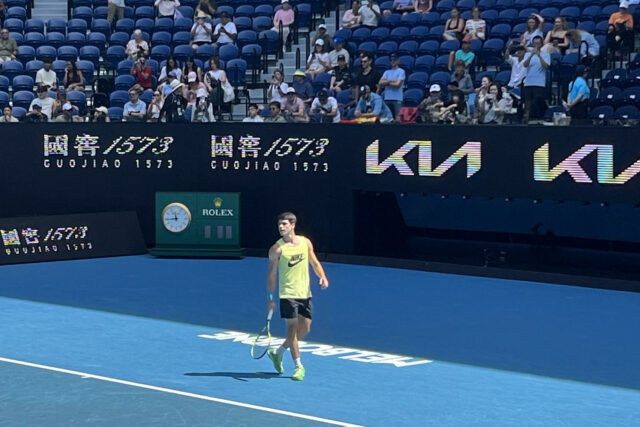 Carlos Alcaraz practica en la Rod Laver Arena previo a enfrentar a Zverev