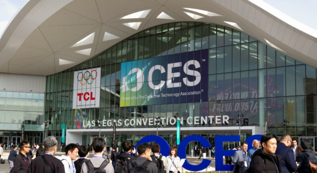 CES exhibe televisores ultra delgados y cámaras minúsculas de alta tecnología CES exhibe televisores ultra delgados y cámaras minúsculas de alta tecnología