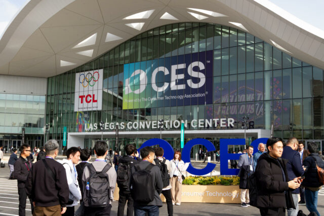 CES exhibe televisores ultra delgados y cámaras minúsculas de alta tecnología CES exhibe televisores ultra delgados y cámaras minúsculas de alta tecnología