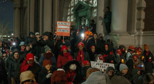 Cientos de personas asisten a una vigilia en Nueva York para recordar a Alex Pretti Cientos de personas asisten a una vigilia en Nueva York para recordar a Alex Pretti