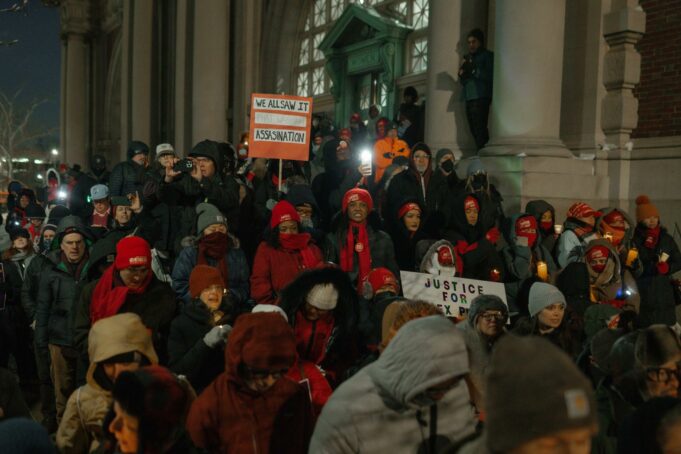 Cientos de personas asisten a una vigilia en Nueva York para recordar a Alex Pretti Cientos de personas asisten a una vigilia en Nueva York para recordar a Alex Pretti