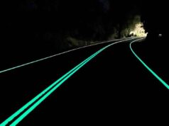 Cuando cae la noche, la propia carretera comienza a brillar Cuando cae la noche, la propia carretera comienza a brillar