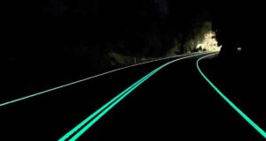 Cuando cae la noche, la propia carretera comienza a brillar Cuando cae la noche, la propia carretera comienza a brillar