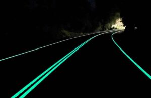 Cuando cae la noche, la propia carretera comienza a brillar Cuando cae la noche, la propia carretera comienza a brillar