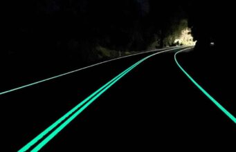 Cuando cae la noche, la propia carretera comienza a brillar Cuando cae la noche, la propia carretera comienza a brillar