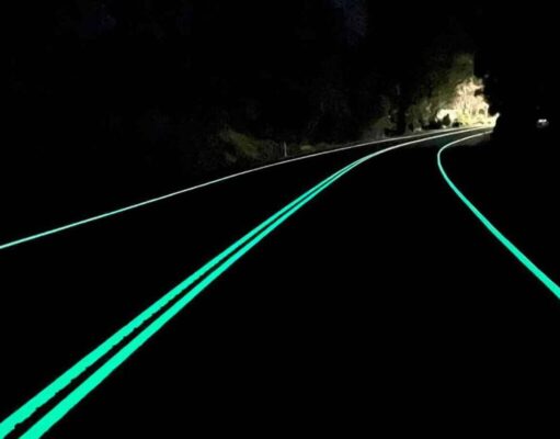 Cuando cae la noche, la propia carretera comienza a brillar Cuando cae la noche, la propia carretera comienza a brillar