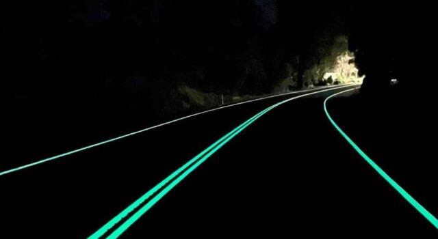 Cuando cae la noche, la propia carretera comienza a brillar Cuando cae la noche, la propia carretera comienza a brillar
