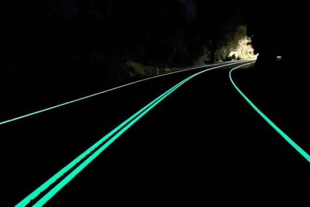 Cuando cae la noche, la propia carretera comienza a brillar