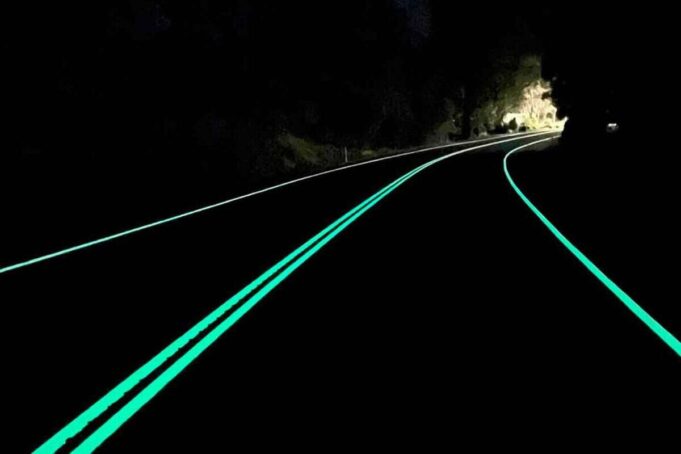 Cuando cae la noche, la propia carretera comienza a brillar Cuando cae la noche, la propia carretera comienza a brillar