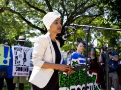 Hombre rocía líquido a la congresista Ilhan Omar durante un mitin en Mineápolis Hombre rocía líquido a la congresista Ilhan Omar durante un mitin en Mineápolis