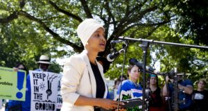 Hombre rocía líquido a la congresista Ilhan Omar durante un mitin en Mineápolis Hombre rocía líquido a la congresista Ilhan Omar durante un mitin en Mineápolis