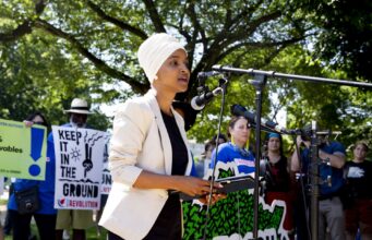 Hombre rocía líquido a la congresista Ilhan Omar durante un mitin en Mineápolis Hombre rocía líquido a la congresista Ilhan Omar durante un mitin en Mineápolis