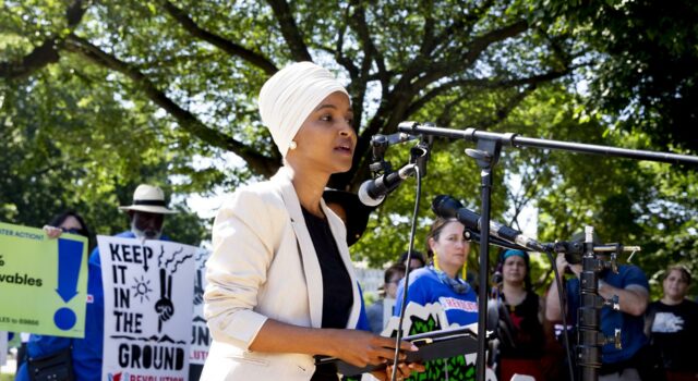Hombre rocía líquido a la congresista Ilhan Omar durante un mitin en Mineápolis Hombre rocía líquido a la congresista Ilhan Omar durante un mitin en Mineápolis
