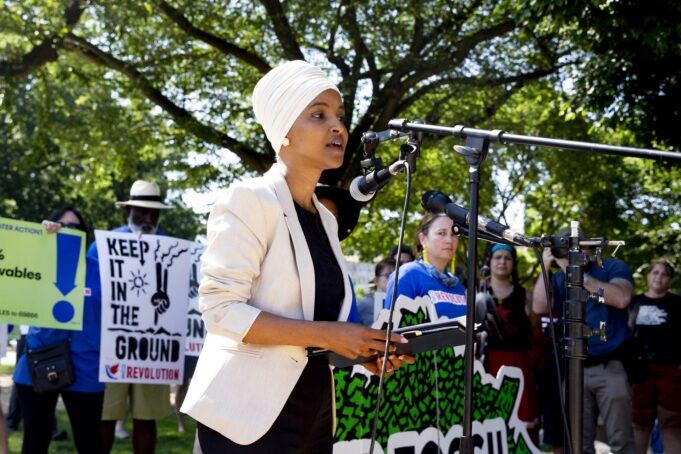 Hombre rocía líquido a la congresista Ilhan Omar durante un mitin en Mineápolis Hombre rocía líquido a la congresista Ilhan Omar durante un mitin en Mineápolis