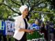 Hombre rocía líquido a la congresista Ilhan Omar durante un mitin en Mineápolis Hombre rocía líquido a la congresista Ilhan Omar durante un mitin en Mineápolis