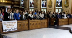 Líderes religiosos denuncian muertes y tratos crueles de ICE contra inmigrantes en Miami Líderes religiosos denuncian muertes y tratos crueles de ICE contra inmigrantes en Miami