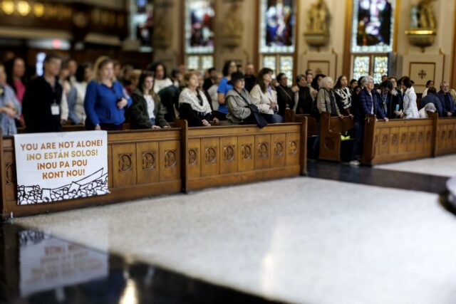 Líderes religiosos alzan la voz en Miami ante la "crueldad" y muertes por ICE en EE.UU. Líderes religiosos denuncian muertes y tratos crueles de ICE contra inmigrantes en Miami