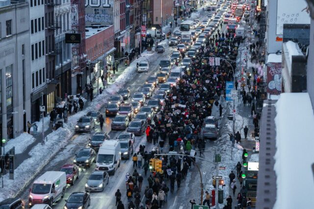Miles recorren las calles de Nueva York en día de apoyo nacional a Mineápolis Multitudinarias marchas en Nueva York durante la jornada de apoyo nacional a Mineápolis