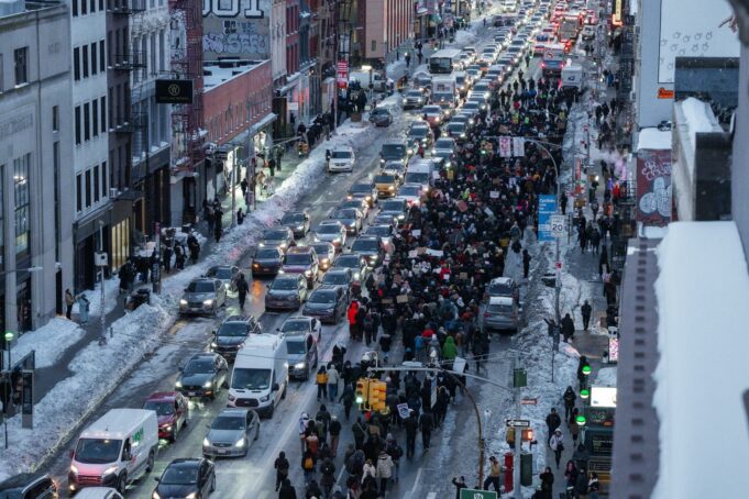 Multitudinarias marchas en Nueva York durante la jornada de apoyo nacional a Mineápolis Multitudinarias marchas en Nueva York durante la jornada de apoyo nacional a Mineápolis
