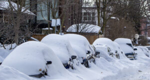 Toronto, mayor urbe canadiense, queda paralizada tras recibir sesenta centímetros de nieve Toronto, mayor urbe canadiense, queda paralizada tras recibir sesenta centímetros de nieve