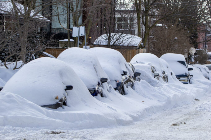 Toronto, mayor urbe canadiense, queda paralizada tras recibir sesenta centímetros de nieve Toronto, mayor urbe canadiense, queda paralizada tras recibir sesenta centímetros de nieve