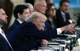 Trump advierte acciones sobre Groenlandia, sugiriendo que ocurrirá por acuerdo o imposición Trump advierte acciones sobre Groenlandia, sugiriendo que ocurrirá por acuerdo o imposición