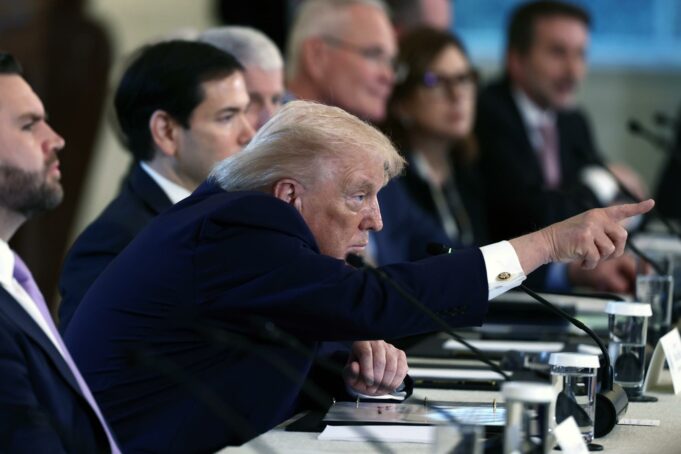 Trump advierte acciones sobre Groenlandia, sugiriendo que ocurrirá por acuerdo o imposición Trump advierte acciones sobre Groenlandia, sugiriendo que ocurrirá por acuerdo o imposición