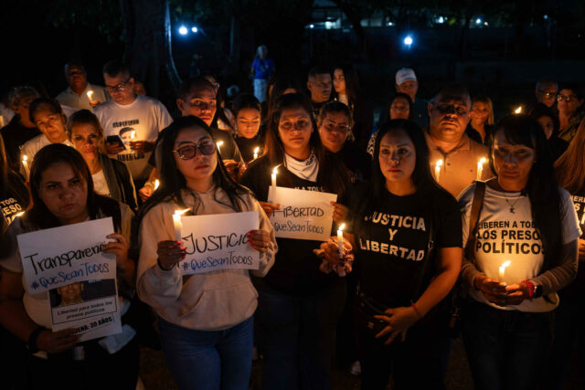 Gobierno eleva a 400 las excarcelaciones en Venezuela y ONG denuncian "dilaciones" Venezuela libera a cuatrocientos detenidos mientras ONG denuncian retrasos injustificados