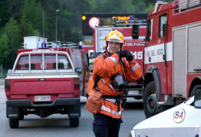 Incendio destruye el histórico Teatro Sannazaro en Nápoles y deja varios heridos Incendio destruye el histórico Teatro Sannazaro en Nápoles y deja varios heridos