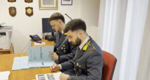 Italia desmantela red que usaba IA para cobrar ayudas sociales fraudulentamente Italia desmantela red que usaba IA para cobrar ayudas sociales fraudulentamente