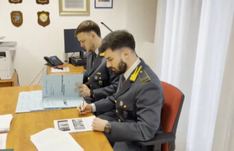 Italia desmantela red que usaba IA para cobrar ayudas sociales fraudulentamente Italia desmantela red que usaba IA para cobrar ayudas sociales fraudulentamente