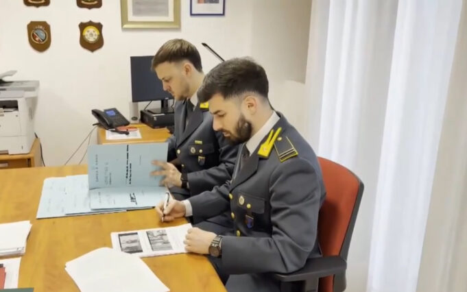 Italia desmantela red que usaba IA para cobrar ayudas sociales fraudulentamente Italia desmantela red que usaba IA para cobrar ayudas sociales fraudulentamente