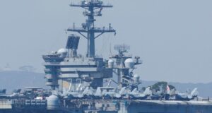 Portaaviones estadounidense derriba dron iraní y destruye botes que amenazaban un petrolero Portaaviones estadounidense derriba dron iraní y destruye botes que amenazaban un petrolero