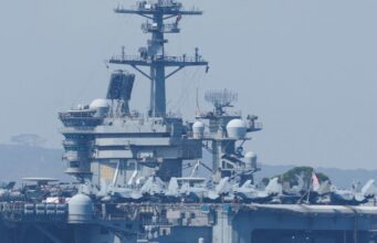 Portaaviones estadounidense derriba dron iraní y destruye botes que amenazaban un petrolero Portaaviones estadounidense derriba dron iraní y destruye botes que amenazaban un petrolero