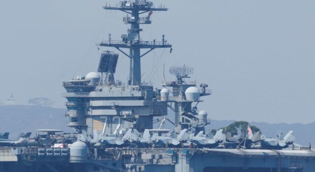 Portaaviones estadounidense derriba dron iraní y destruye botes que amenazaban un petrolero Portaaviones estadounidense derriba dron iraní y destruye botes que amenazaban un petrolero